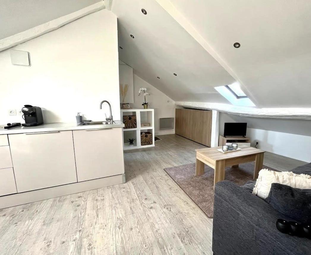 The Little French Studio - Fontainebleau Apartment ภายนอก รูปภาพ